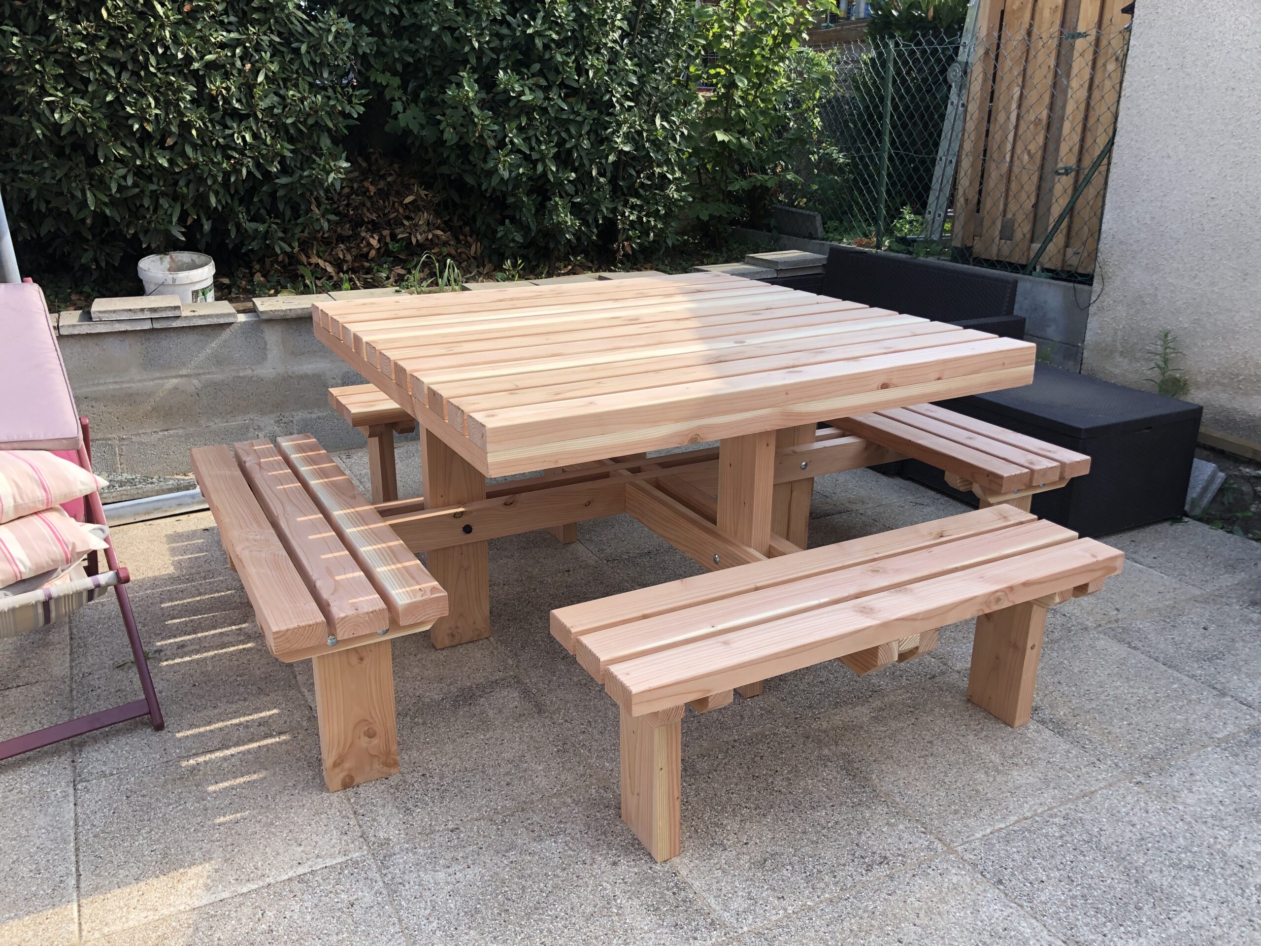 Table pique-nique bois carrée avec bancs intégrés 8 personnes